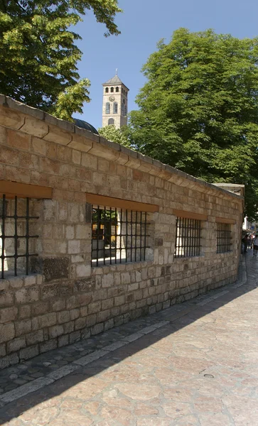 Saraybosna eski sokak duvar ve kule — Stok fotoğraf