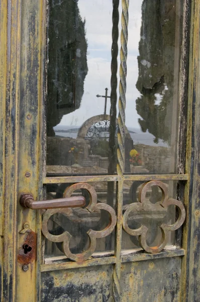 Drzwi krzyż odbicie na cmentarzu — Zdjęcie stockowe