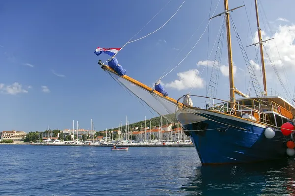 Блакитний човен адріатичний порт Корула — стокове фото