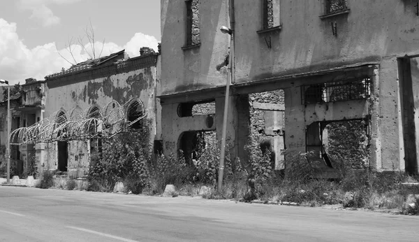 Guerra distrutta edificio in rovina a Mostar — Foto Stock
