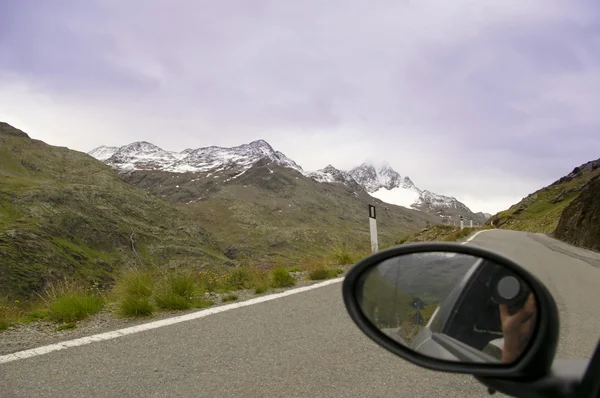 Macchina fotografica riprese auto strada di montagna — Foto Stock