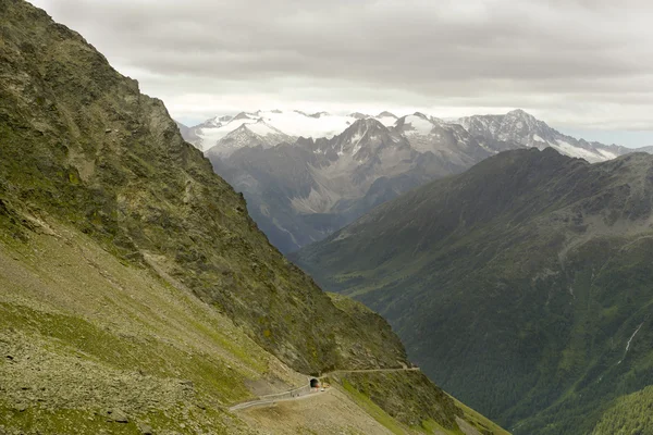 Camino de montaña y túnel en los Alpes italianos — Foto de Stock
