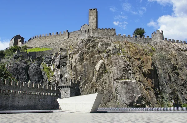 Kayanın üzerine İsviçre kasabasında kale — Stok fotoğraf