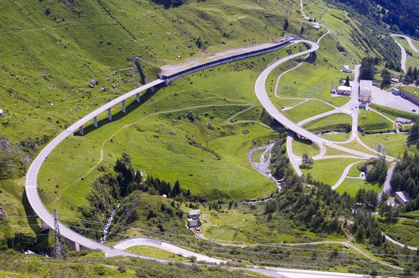 山区公路和在意大利阿尔卑斯山的隧道 — 图库照片