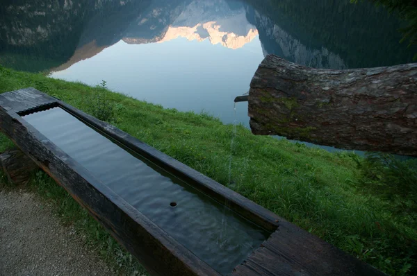 Lac de montagne réflexion — Photo