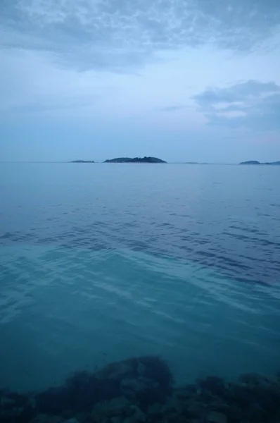 Θάλασσα νησί κατά το σούρουπο — Φωτογραφία Αρχείου