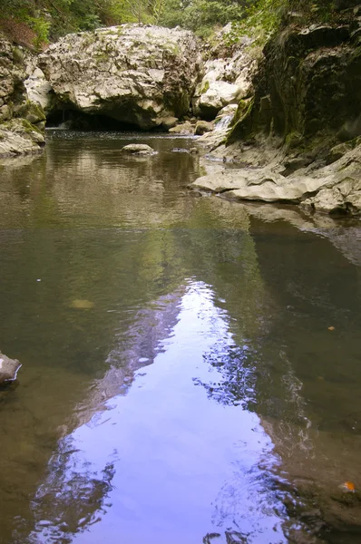 Kalkkikivi rotko joki vuorilla — kuvapankkivalokuva