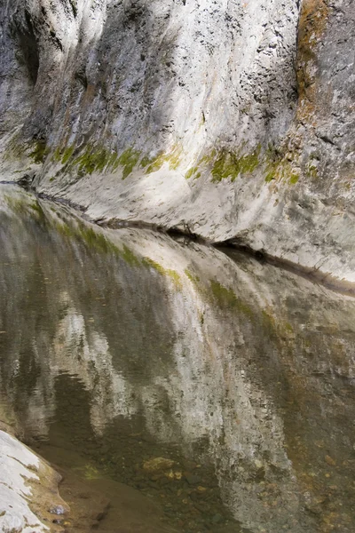 Río desfiladero de piedra caliza en las montañas — Foto de Stock