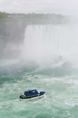 Niagara Şelaleleri ve Nehri üzerinde tekne