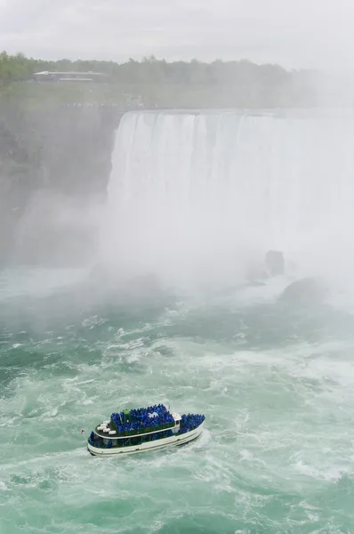 Niagara cai e barco no rio — Fotografia de Stock