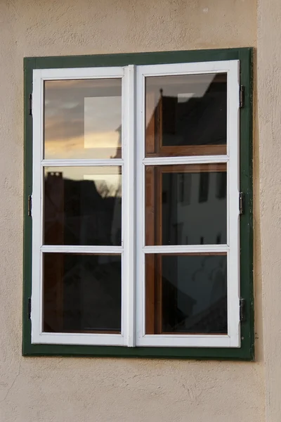 Reflexão crepúsculo janela de madeira — Fotografia de Stock