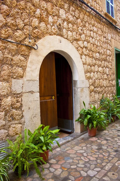 Porta de casa mediterrânea de estilo antigo — Fotografia de Stock