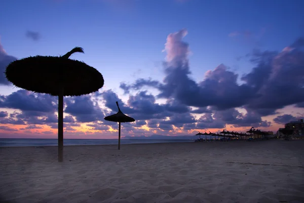 夜明けに人けのないビーチ — ストック写真