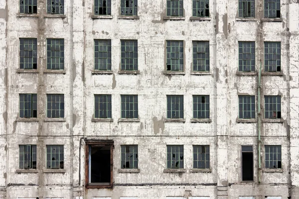 Opuštěných starých oken — Stock fotografie