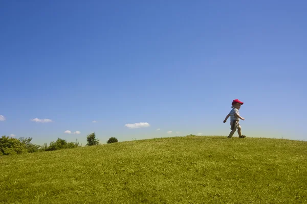 Chłopiec na wzgórzu — Zdjęcie stockowe