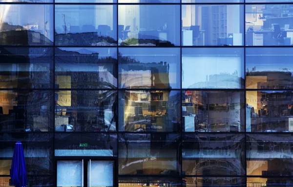 Abstrakte Spiegelungen im Bürofenster — Stockfoto