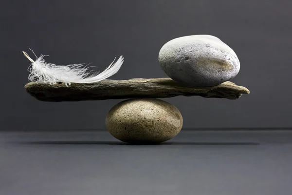 Balance de plumas y piedras — Foto de Stock