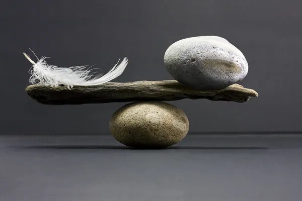 Toll és kő egyensúly — Stock Fotó