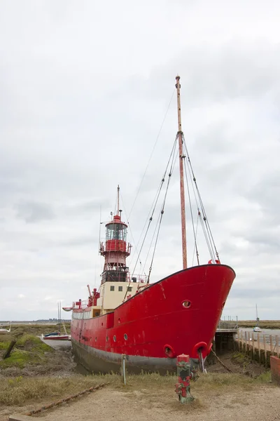 Rotes Boot in Sümpfen — Stockfoto