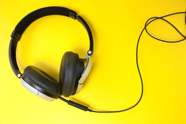 Kopfhörer auf gelb — Stockfoto