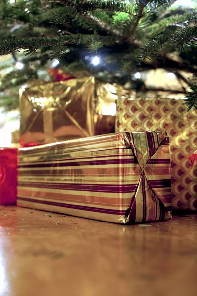 Presentes sob a árvore de Natal — Fotografia de Stock