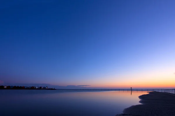 Helles Meer noch mitten im Winter Sonnenuntergang — Stockfoto