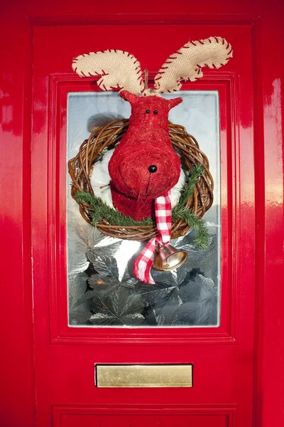 Χριστούγεννα μπροστινή πόρτα με χειροποίητα τάρανδος wrea — Φωτογραφία Αρχείου