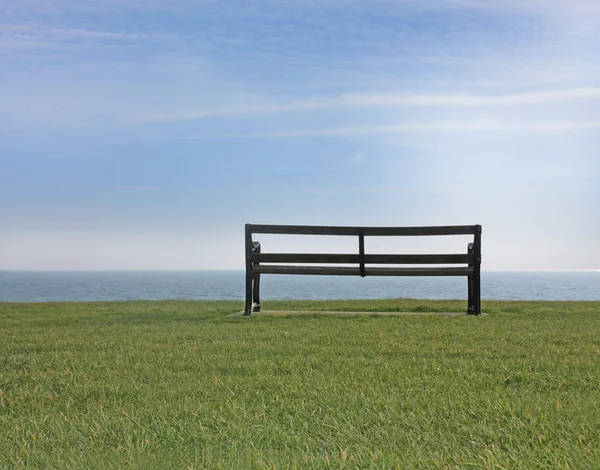Prázdné lavice u moře — Stock fotografie