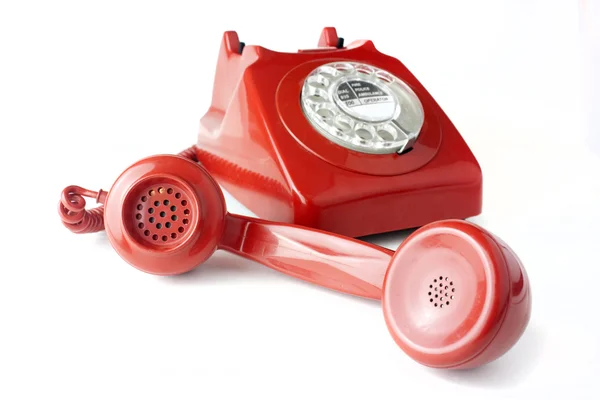 Beantwoorden van een ouderwetse rode telefoon — Stockfoto