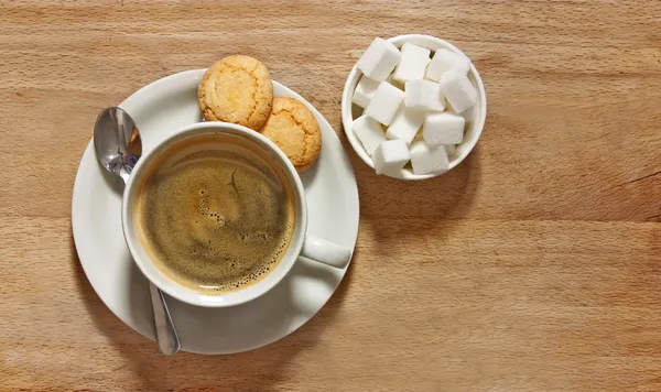 Kaffee und Kekse auf dem Tisch von oben — Stockfoto