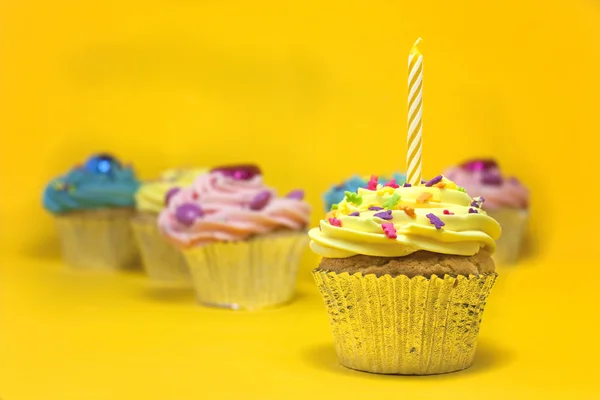 Cupcake su giallo — Foto Stock