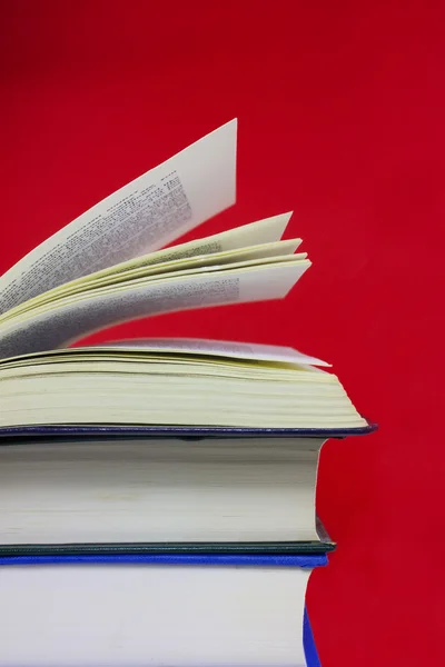 Livros sobre fundo vermelho — Fotografia de Stock