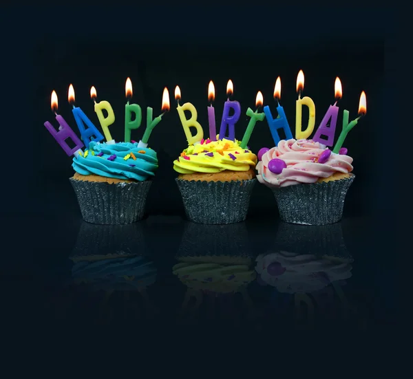 Cupcakes ορθογραφία έξω χαρούμενα γενέθλια — Φωτογραφία Αρχείου
