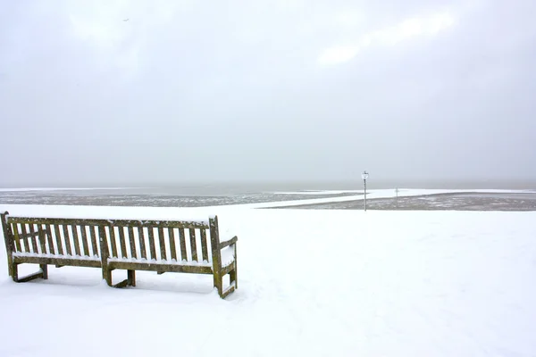 空の雪に覆われたベンチ — ストック写真