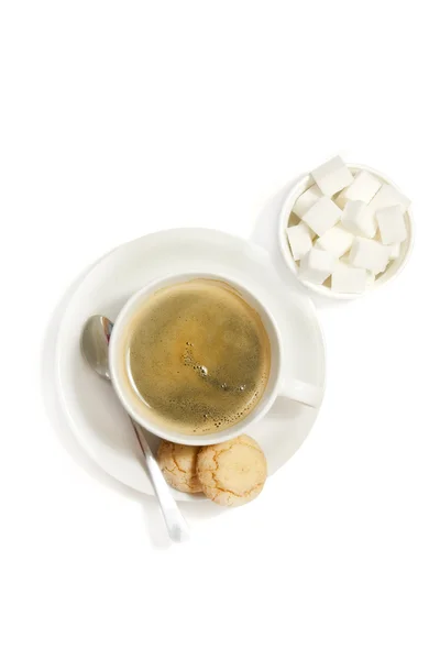Káva a sušenky na bílém pozadí — Stock fotografie