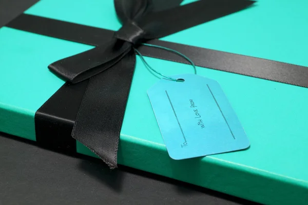 Mavi bir kutu hediye — Stok fotoğraf