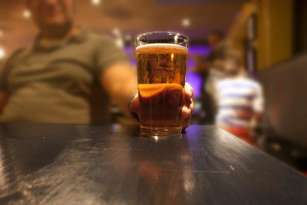 Beer glass in hand — Stock Photo, Image