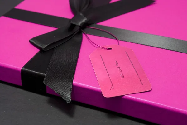 Geschenk in einer rosa Schachtel — Stockfoto