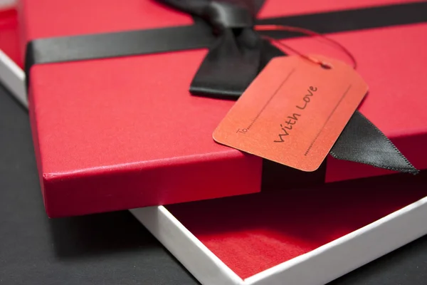 Kırmızı bir kutu hediye — Stok fotoğraf