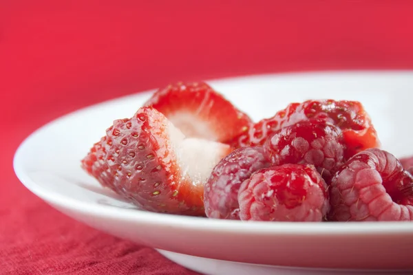 Aardbeien en frambozen zomer frui — Stockfoto