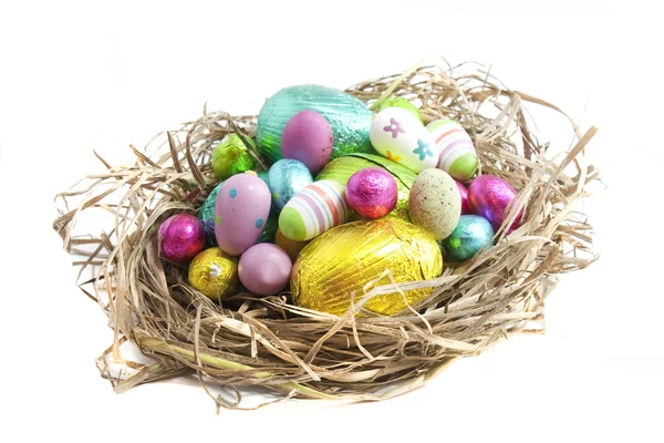 Ovos de Páscoa em ninho em branco — Fotografia de Stock