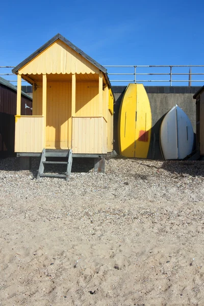 Gele strand hut — Stockfoto