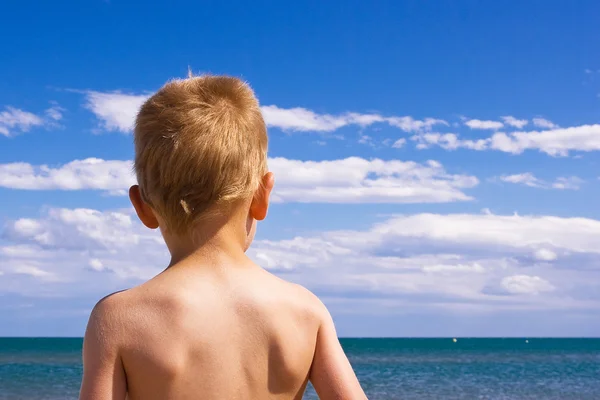 Çocuk bir plajda — Stok fotoğraf