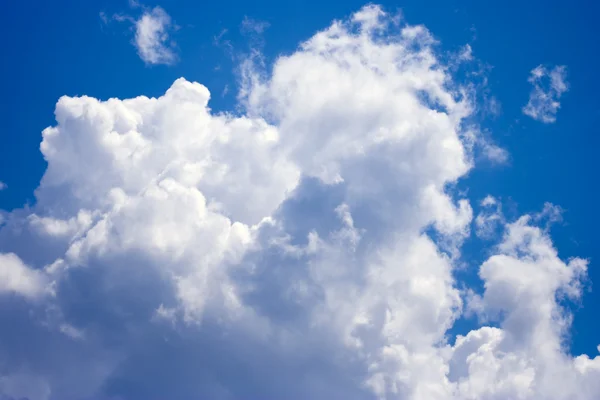 Lindas nuvens no céu azul — Fotografia de Stock