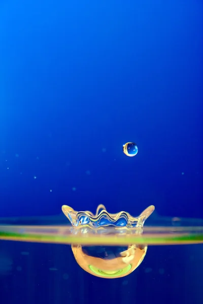 Gota de agua sobre fondo azul —  Fotos de Stock