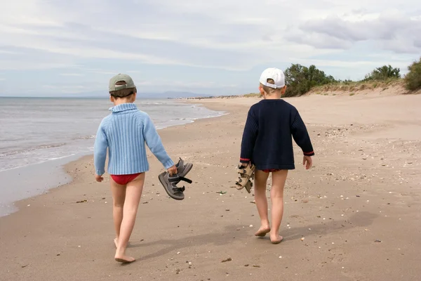 Niños caminando por la playa — Foto de Stock