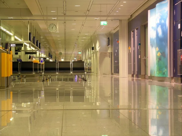 Aéroport vide avec rangées de sièges — Photo