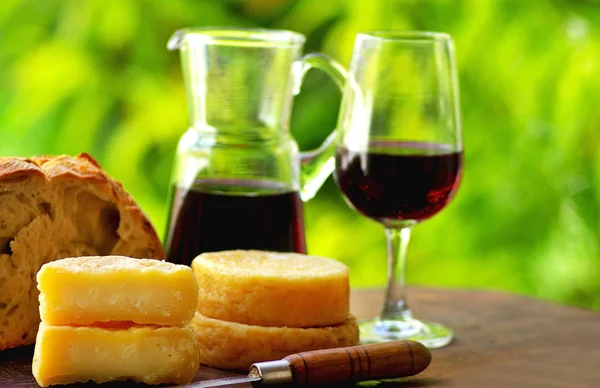 Rotwein, Brot und Käse. — Stockfoto