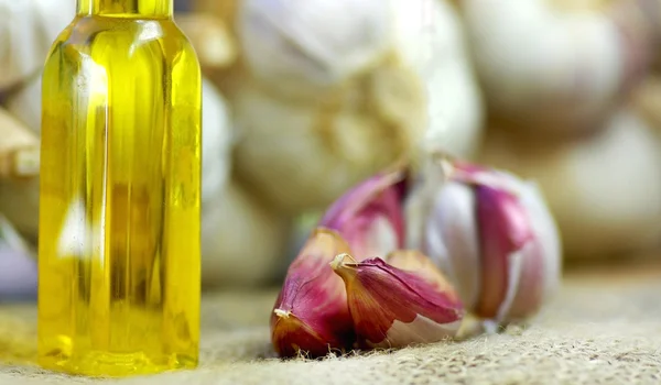 Olivový olej a česnek. — Stock fotografie