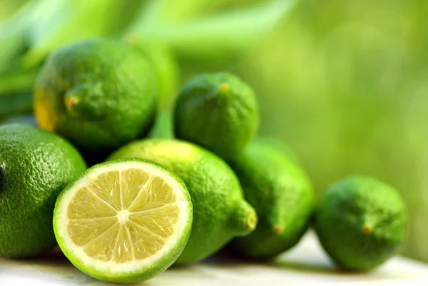 Groene citroenen groep. — Stockfoto